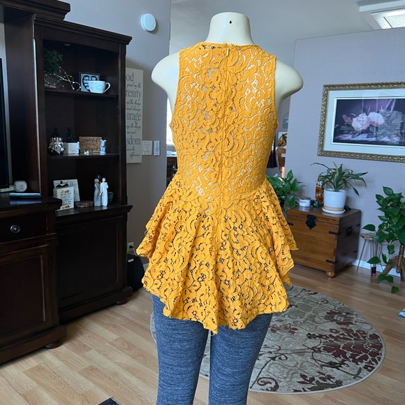 Haute Monde gold sleeveless crochet type blouse-size M - Picture 9 of 10